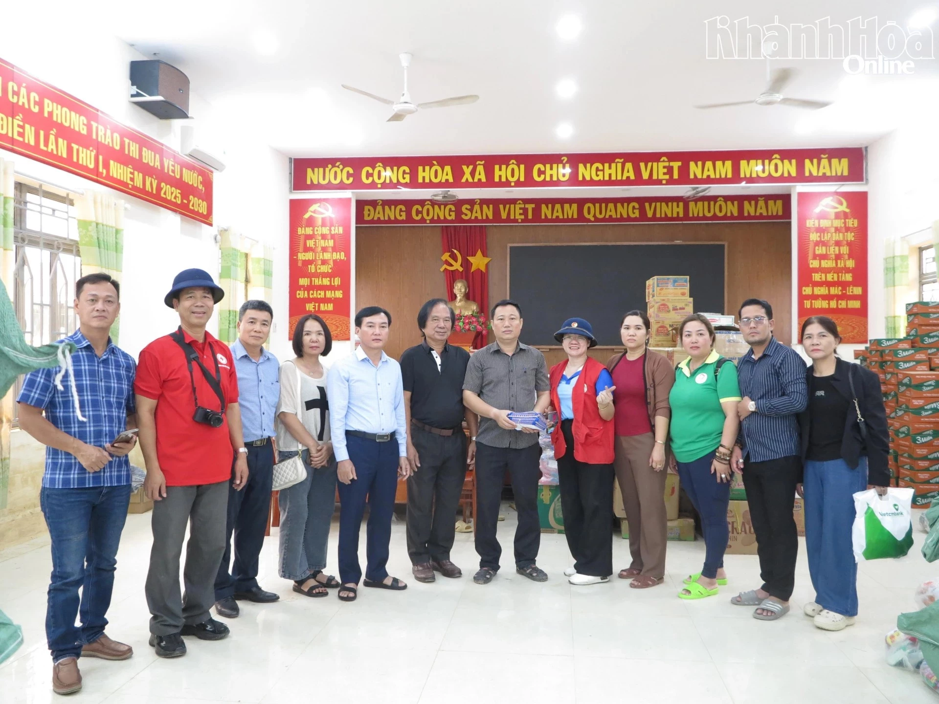 Ledarna för Dien Dien-kommunen fick kontanter och stödgåvor.