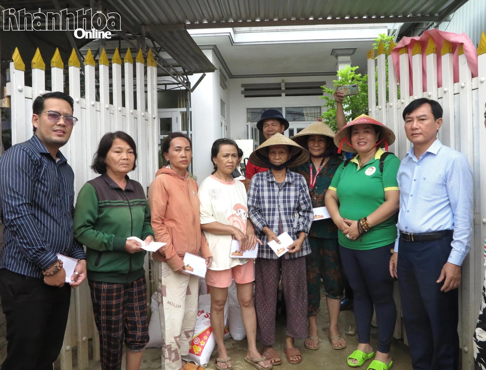 Herr Tran Van Thanh - biträdande chef för Khanh Hoa tidning, radio och tv och tillhörande enheter överlämnade gåvor för att stödja invånarna i Dien Dien kommun.