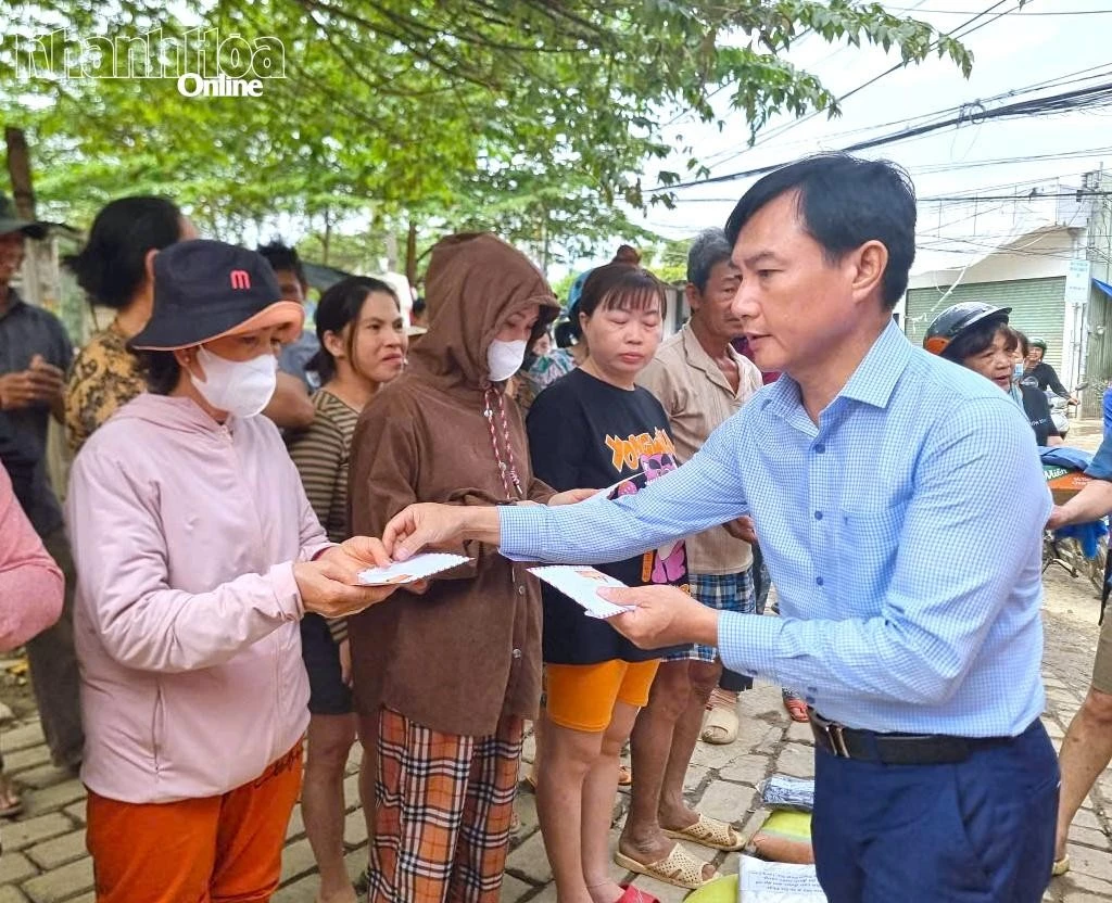 Ledare för Khanh Hoa tidning, radio och TV delade ut gåvor för att stödja människorna i Tay Nha Trang-distriktet.