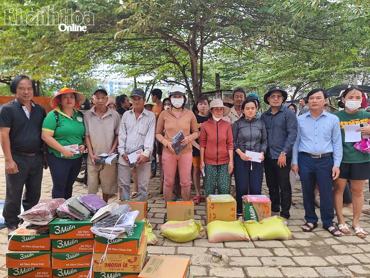 Khanh Hoa tidning, radio och tv och tillhörande enheter delade ut gåvor för att stödja människor i Tay Nha Trang-distriktet.