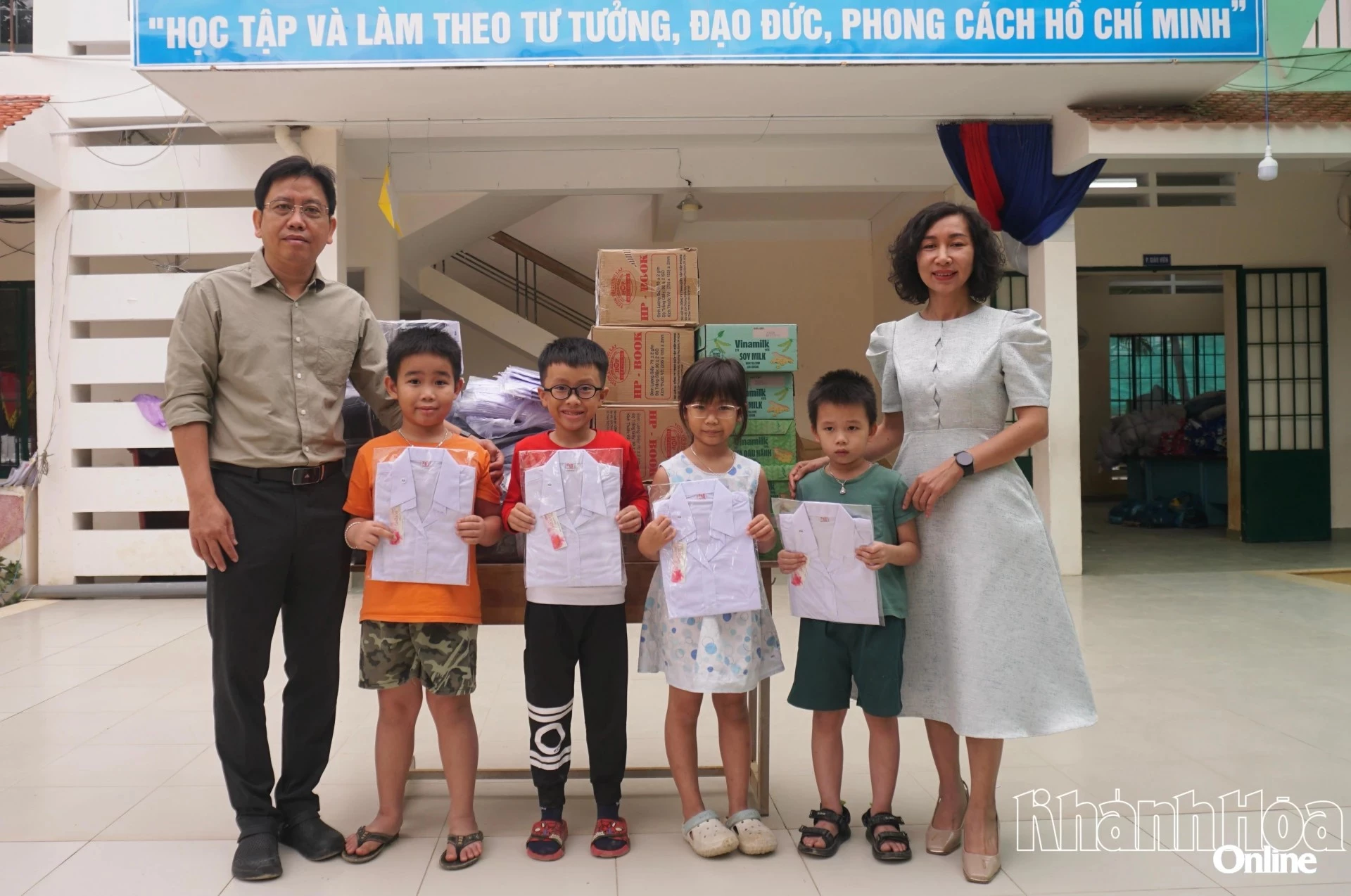 Herr Cung Phu Quoc - biträdande chef för Khanh Hoa Newspaper, Radio and Television - överlämnade uniformer till eleverna på Vinh Hiep Primary School.