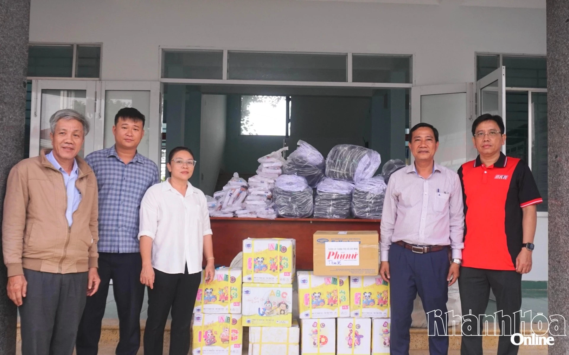 Överlämnande av gåvor vid mottagnings- och samordningsteamet för hjälpmedel för att återställa skador efter översvämningar i kommunen Bac Khanh Vinh