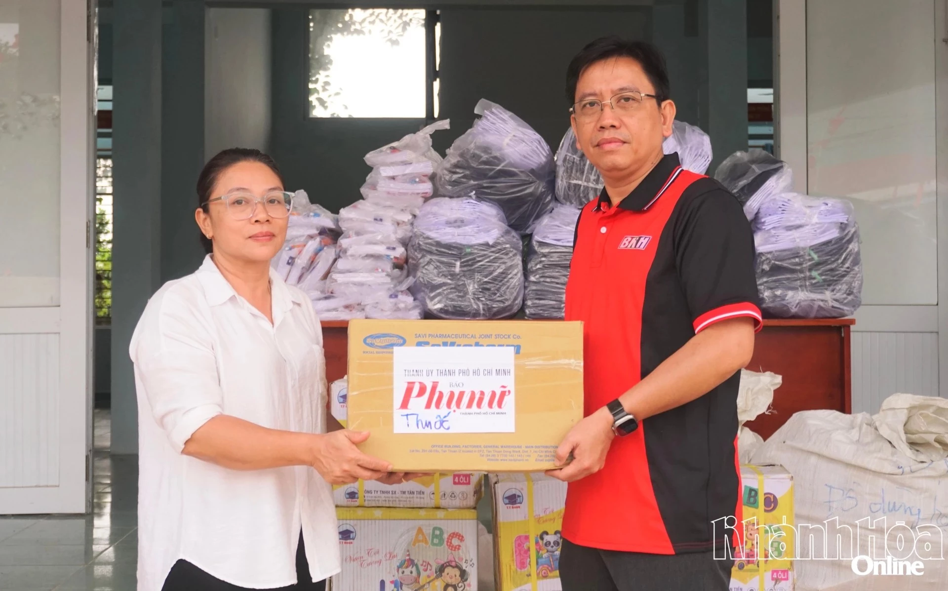 Herr Cung Phu Quoc - biträdande chef för Khanh Hoa Newspaper, Radio and Television - överlämnade medicinska medicinlådor som skickats av Ho Chi Minh City Women's Newspaper för att stödja människor i översvämningsdrabbade områden.