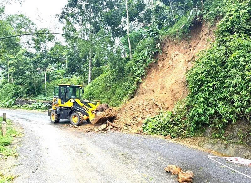 Pu Luong reparerar skadade vägar för att betjäna turismen
