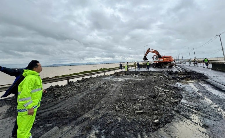 Bộ Xây dựng: Các lực lượng trực ban 24/24 ứng phó bão số 15- Ảnh 2.