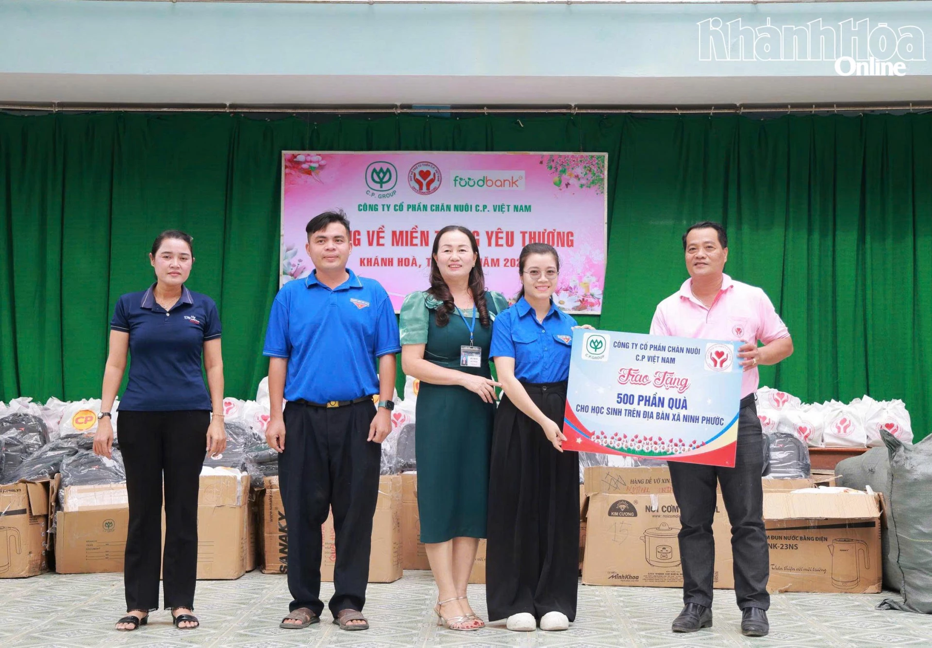 प्रायोजक ने निन्ह फुओक कम्यून यूथ यूनियन के लिए छात्रों को 500 उपहार देने हेतु एक प्रतीकात्मक बोर्ड प्रस्तुत किया।