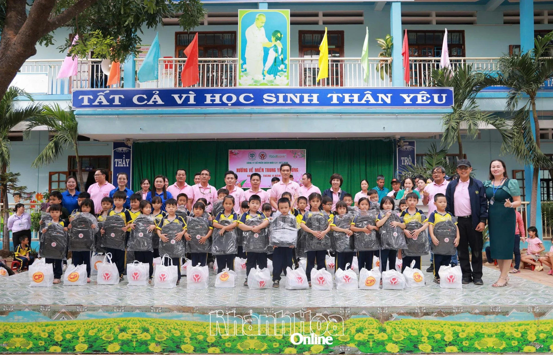 प्रायोजक और निन्ह फुओक कम्यून यूथ यूनियन छात्रों को उपहार देते हैं।