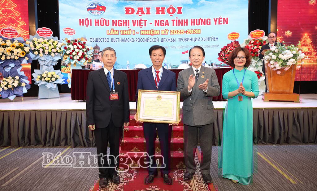 Представник керівництва Комітету Вітчизняного фронту В'єтнаму провінції нагородив Почесною грамотою голови Народного комітету провінції Товариство дружби В'єтнам - Росія провінції.