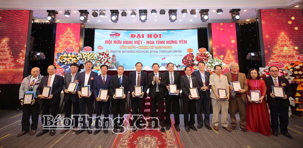 Представники Центрального комітету Асоціації дружби В'єтнам-Росія вручили делегатам пам'ятну медаль Асоціації дружби В'єтнам-Росія.