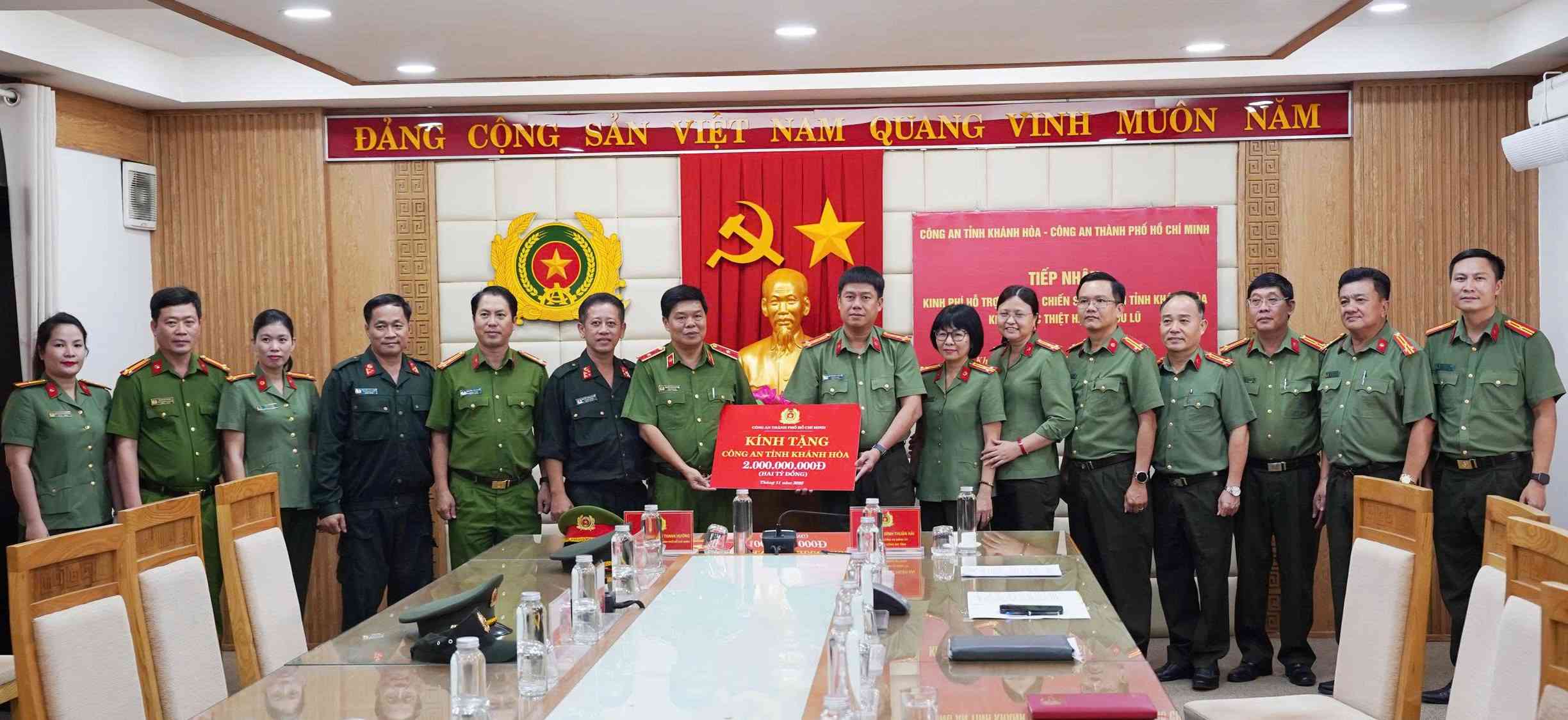 Policie v Ho Či Minově Městě předala symbolickou plaketu v hodnotě 2 miliard VND na podporu policie provincie Khanh Hòa.