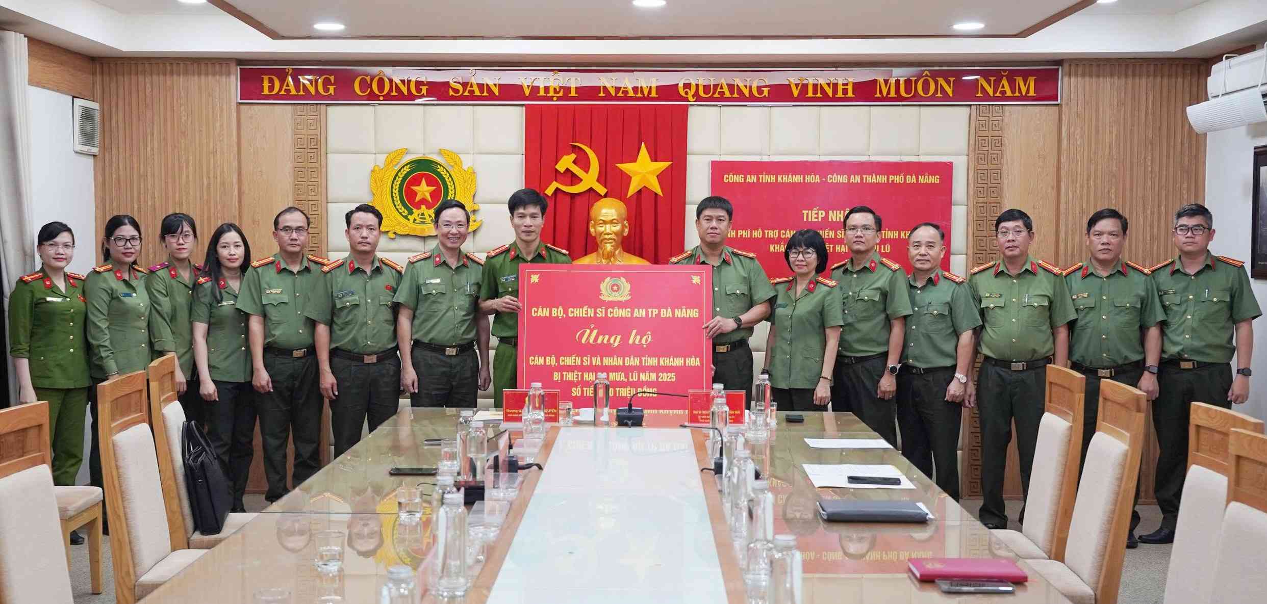 Městská policie Da Nang předala provinční policii Khanh Hòa symbolickou desku podpory ve výši 250 milionů VND.