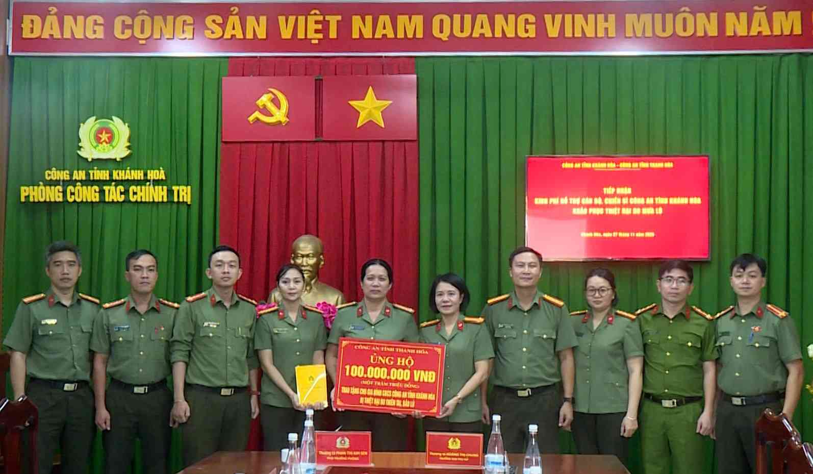 Provinční policie Thanh Hoa předala symbolickou podpůrnou desku ve výši 100 milionů VND provinční policii Khanh Hoa a 50 milionů VND Výboru pro mládež a ženy provinční policie.