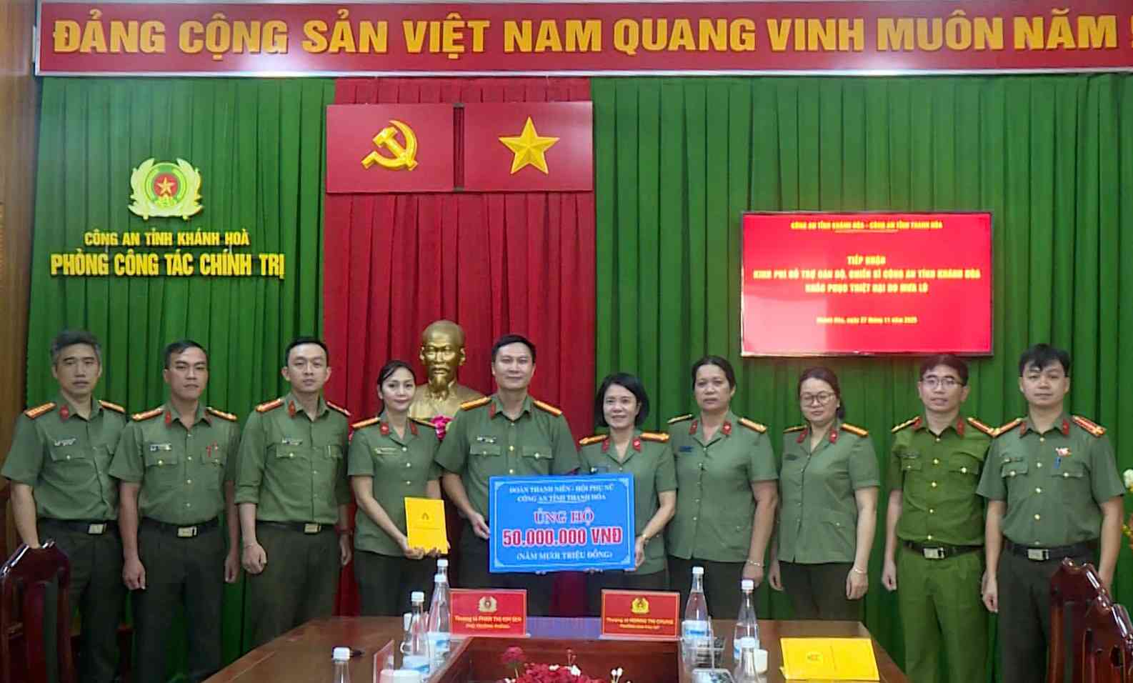 Provinční policie Thanh Hoa předala Výboru mládeže a žen provinční policie Khanh Hoa symbolickou podpůrnou desku ve výši 50 milionů VND.