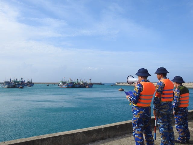 Bão số 15 hướng vào miền Trung, quân đội huy động 150.000 người ứng phó - Ảnh 2.