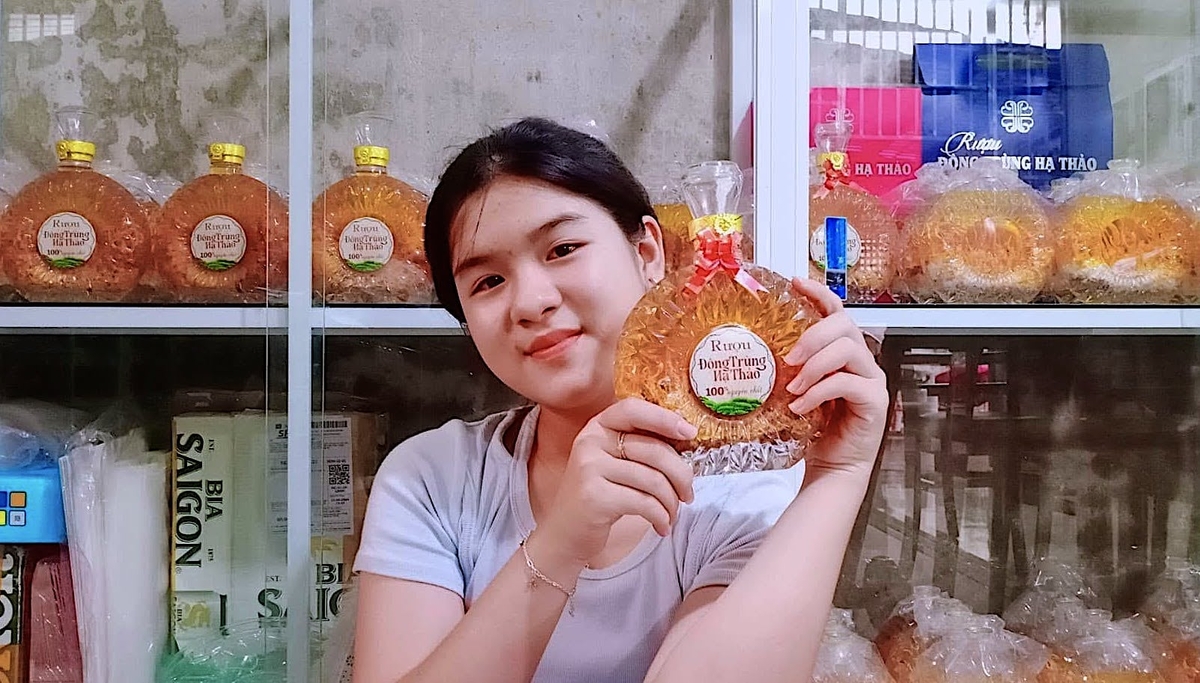 Rượu đông trùng hạ thảo của cơ sở Phương Linh chủ yếu được quảng bá, giới thiệu trên các nền tảng mạng xã hội, sàn thương mại điện tử. Ảnh: Duy Phương.