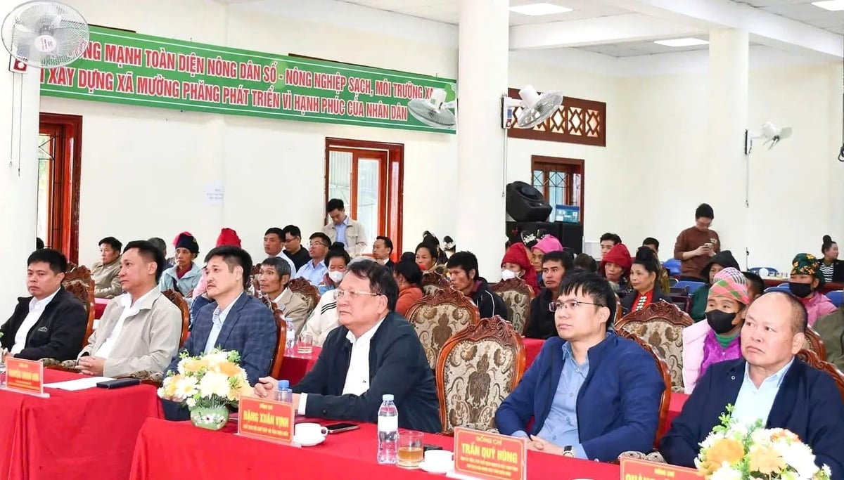 Petrolimex trao bình lọc nước cho người dân nghèo trên địa bàn tỉnh Điện Biên. Ảnh: Petrolimex.