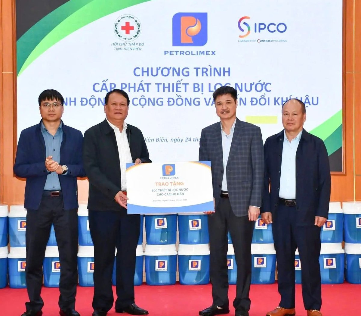 Ủy viên Ban Thường vụ Công đoàn Công Thương Việt Nam, Ủy viên Ban Thường vụ Đảng ủy Tập đoàn, Chủ tịch Công đoàn Xăng dầu Việt Nam Nguyễn Thanh Sơn đại diện Petrolimex trao tặng thiết bị lọc nước tại Chương trình. Ảnh: Petrolimex.