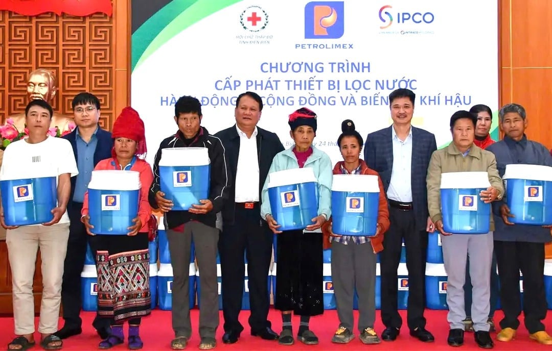 600 bình lọc nước ECOZEN-25 đã được trao tới các hộ gia đình khó khăn tại tỉnh Điện Biên. Ảnh: Petrolimex.