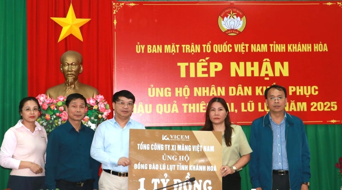 តំណាងសាជីវកម្មស៊ីម៉ងត៍វៀតណាមបានប្រគល់ស្លាកសញ្ញានិមិត្តសញ្ញានៃមូលនិធិឧបត្ថម្ភដើម្បីជំនះការខូចខាតដោយសារទឹកជំនន់ដល់ថ្នាក់ដឹកនាំគណៈកម្មាធិការរណសិរ្សមាតុភូមិវៀតណាមនៃខេត្ត។ រូបថត៖ VICEM។ Đại diện Tổng Công ty Xi măng Việt Nam trao bảng tượng trưng kinh phí ủng hộ khắc phục thiệt hại do mưa lũ cho lãnh đạo Ủy ban MTTQ Việt Nam tỉnh. Ảnh: VICEM.