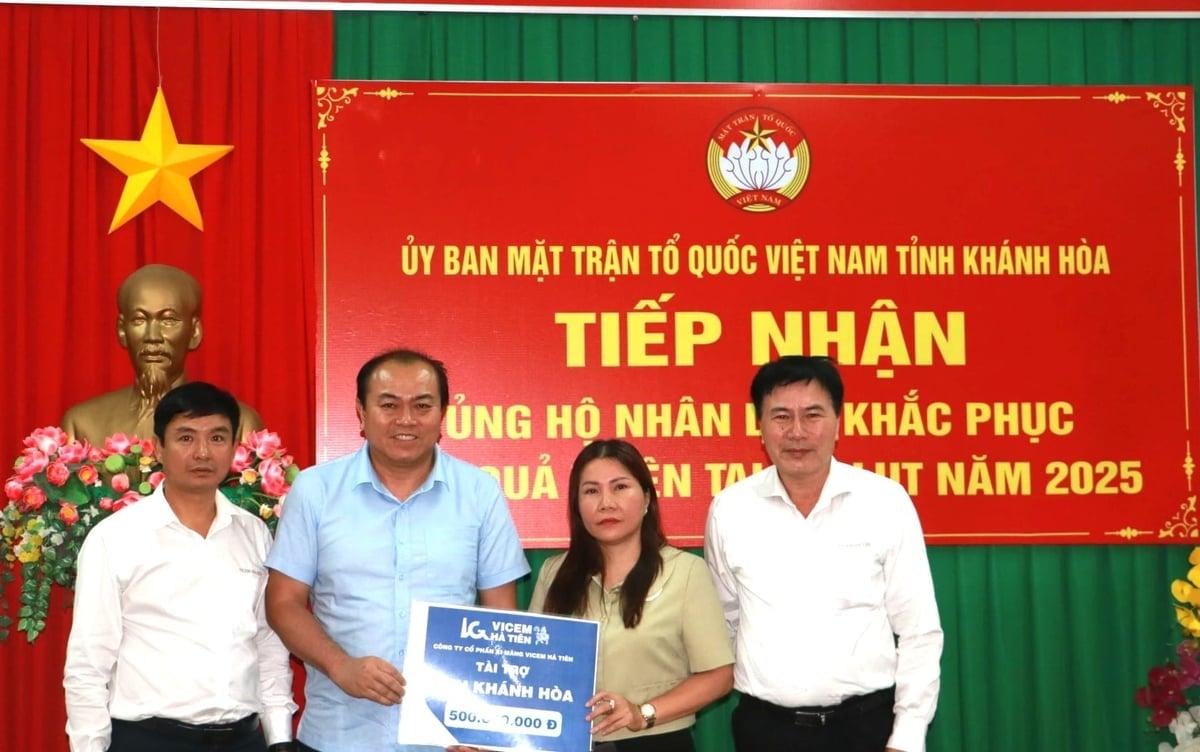 តំណាងក្រុមហ៊ុនភាគហ៊ុនស៊ីម៉ងត៍ VICEM Ha Tien Joint Stock បានប្រគល់អំណោយជានិមិត្តរូបនៃក្រុមប្រឹក្សាភិបាល។ រូបថត៖ VICEM។ Đại diện Công ty Cổ phần Xi măng VICEM Hà Tiên trao bảng tượng trưng kinh phí ủng hộ. Ảnh: VICEM.