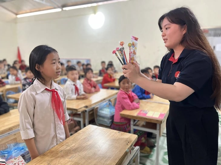 Meo Vac'taki (Tuyen Quang) bir ilkokulda İngilizce dersi - Fotoğraf: VINH HA