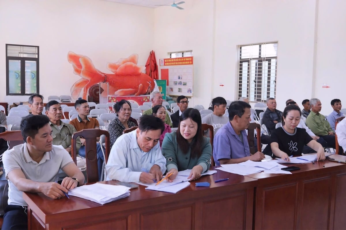 Nông dân xã Mê Linh, Hà Nội tham gia lớp tập huấn IPHM tại trụ sở HTX Đông Cao, nghe hướng dẫn và ghi chép quy trình canh tác an toàn. Ảnh: Minh Hà. 