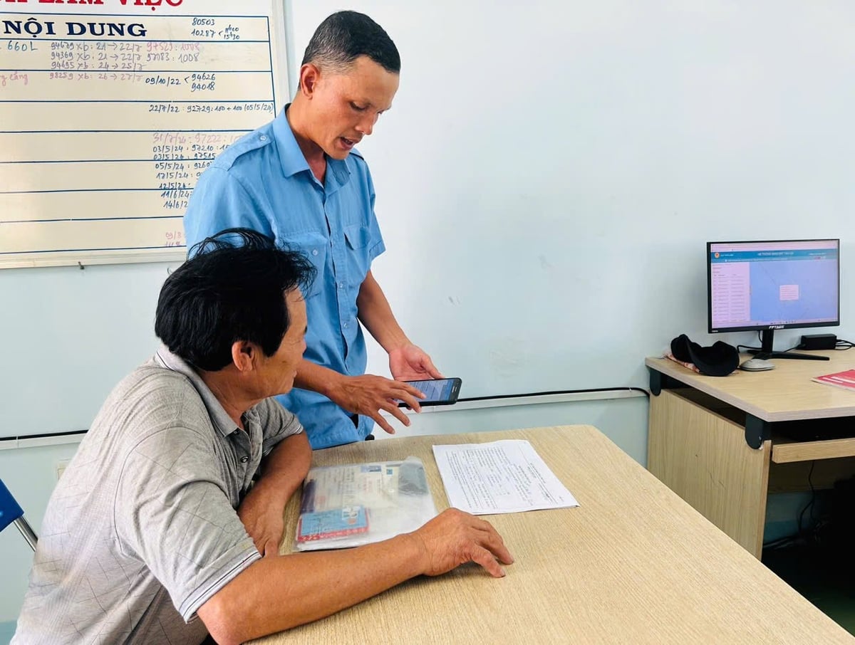 Myndighetene i Quang Ngai-provinsen instruerer fiskere i hvordan de bruker eCDT VN-programvaren. Foto: L.K. Lực lượng chức năng tỉnh Quảng Ngãi hướng dẫn ngư dân sử dụng phần mềm eCDT VN. Ảnh: L.K.