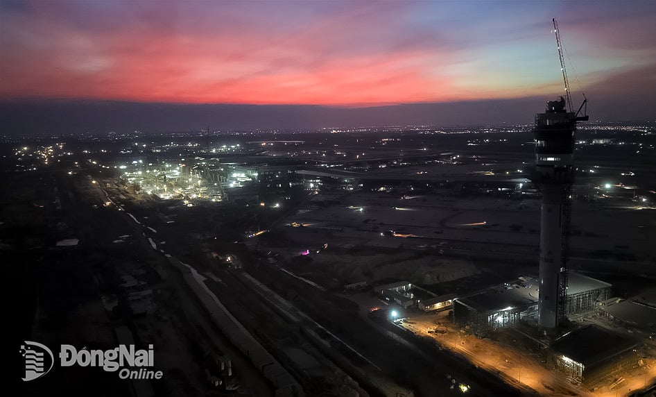Захід сонця — це явище яскравого світла, зазвичай червоного або жовтого, яке з'являється на небі після заходу сонця через відбиття сонячного світла від хмар. Фото: Фам Тунг