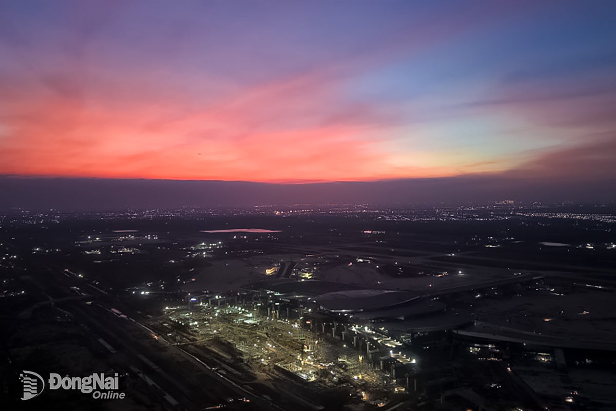 Небо світиться червоним у заході сонця над будівельним майданчиком аеропорту Лонг Тхань. Фото: Фам Тунг.