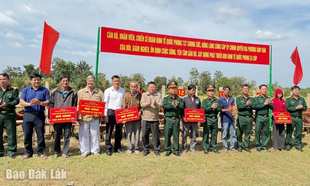 Comandantul Zonei Economice 737 și liderii locali au prezentat locuitorilor modele.