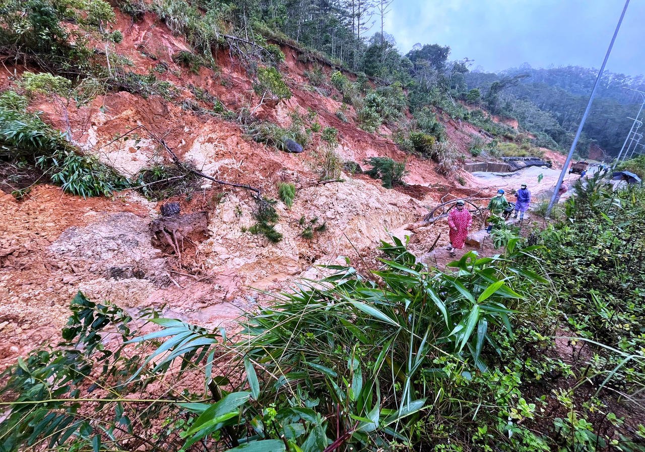 Mange nasjonale og provinsielle motorveier i Quang Ngai-provinsen ble rammet av alvorlige jordskred, noe som forårsaket trafikkforstyrrelser.