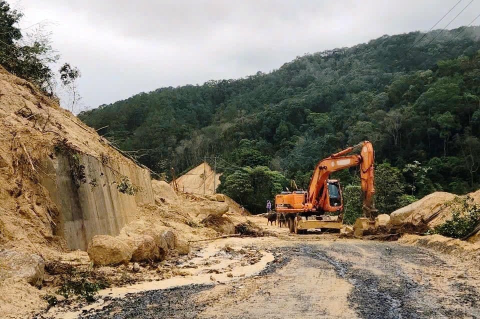 Quang Ngai-provinsen iverksetter umiddelbart utbedringstiltak og rydder veier på jordskredsteder.