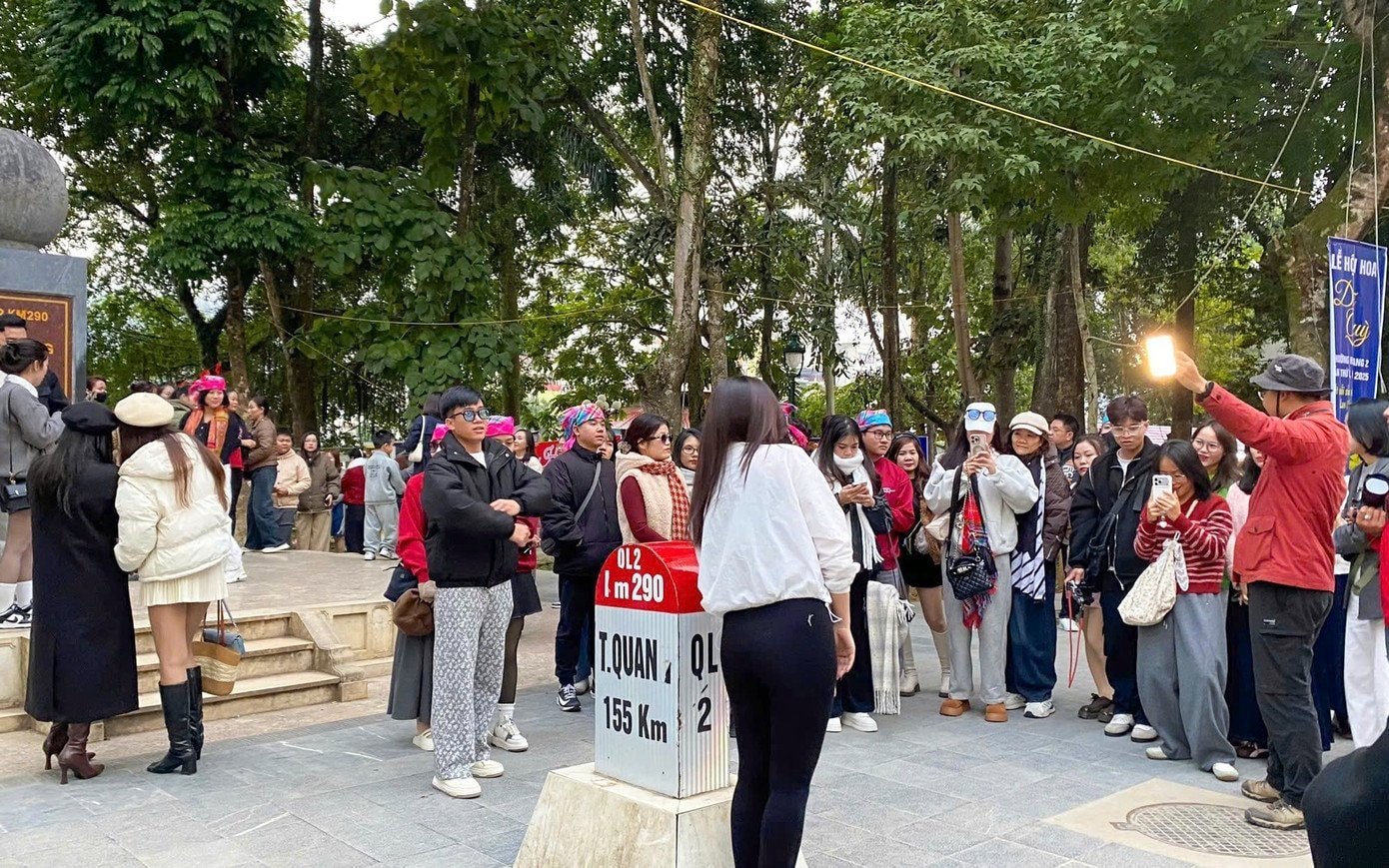 অনেক তরুণ এবং পর্যটক Km0 Ha Giang মাইলফলকে চেক-ইন করার জন্য লাইনে দাঁড়িয়েছিলেন।
