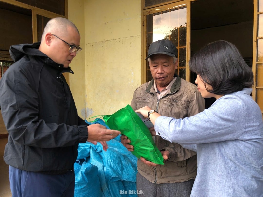 Ο Αναπληρωτής Επικεφαλής της Κεντρικής Επιτροπής Στρατηγικής Πολιτικής, Pham Dai Duong, και ο Αναπληρωτής Επικεφαλής της Αντιπροσωπείας της Επαρχιακής Εθνοσυνέλευσης, Le Dao An Xuan, επισκέφθηκαν και απένειμαν δώρα στους κατοίκους της πλημμυρισμένης περιοχής Xuan Phuoc.