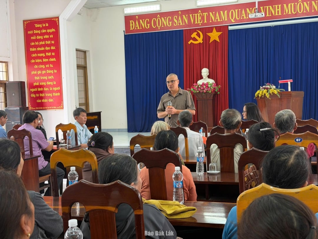 Ο Αναπληρωτής Επικεφαλής της Κεντρικής Επιτροπής Στρατηγικής Πολιτικής, Φαμ Ντάι Ντουόνγκ, μίλησε με τους κατοίκους της πληγείσας από τις πλημμύρες περιοχής Σουάν Φουόκ.