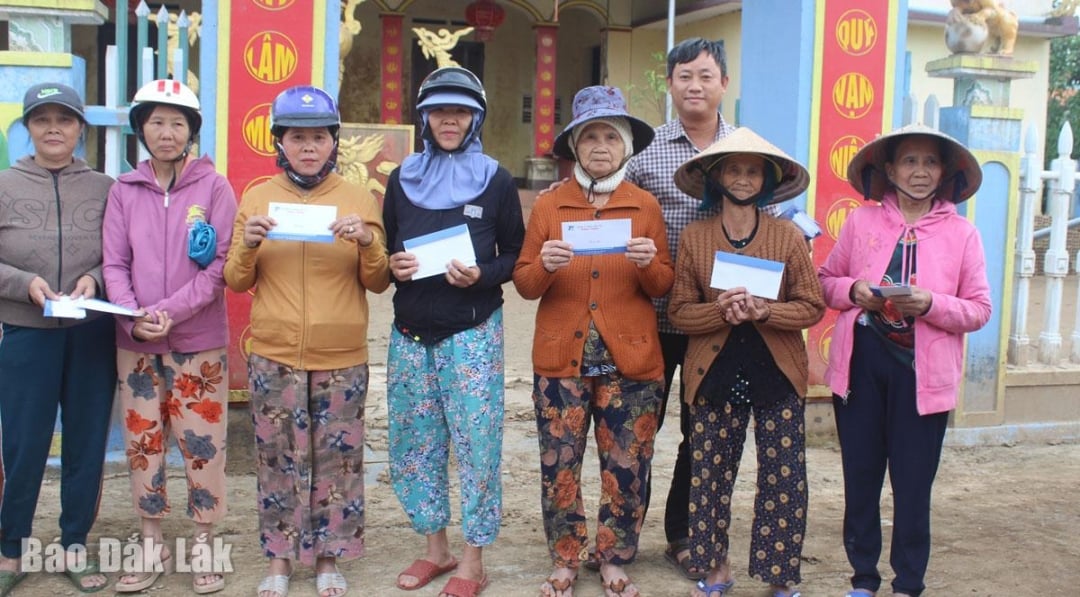 លោក Nguyen Khac Trung នាយកក្រុមហ៊ុនបានជូនអំណោយដល់អ្នកស្រុក Long Ha។