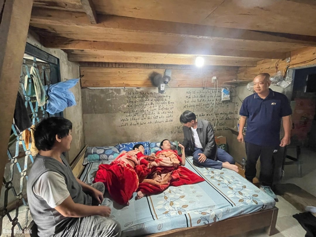 Besøker Mr. Pham Trung Tams familie (Tuy Hoa-avdelingen).