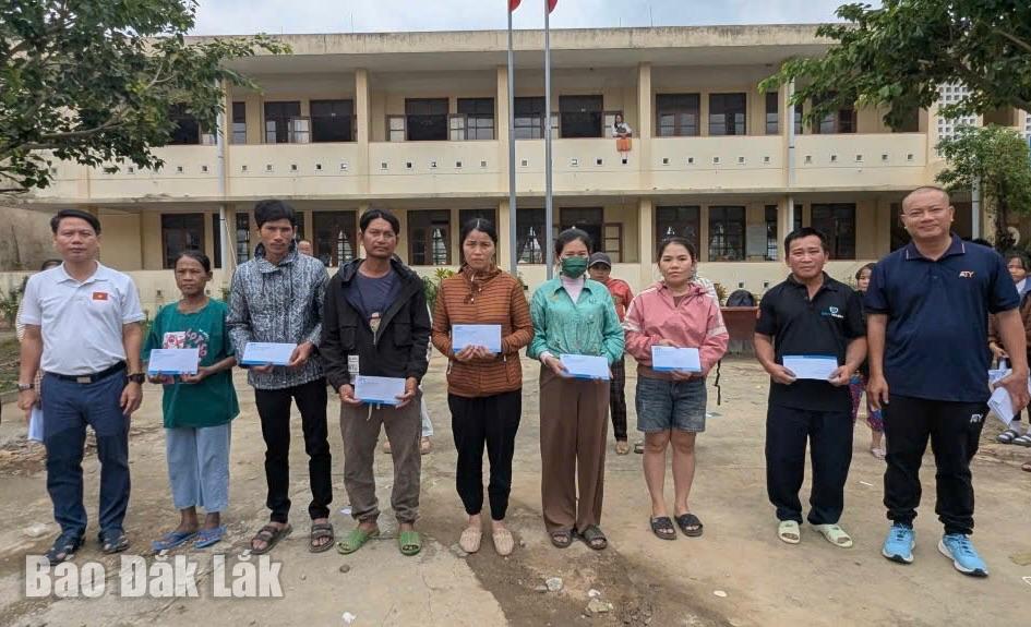 Representanter for enheter gir gaver til folk