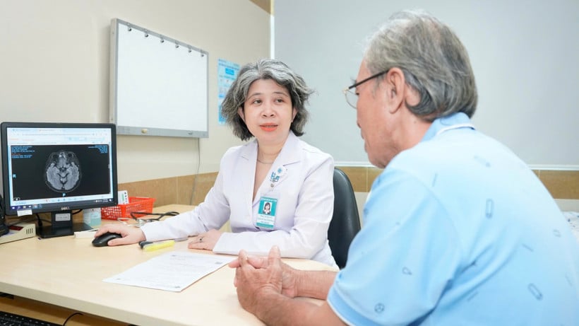 Le docteur Dinh Huynh To Huong, du département de neurologie, examine des patients âgés.