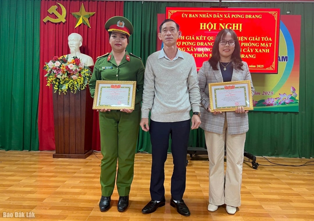 Ο Γραμματέας του Κόμματος, Πρόεδρος του Λαϊκού Συμβουλίου της κοινότητας Πόουνγκ Ντρανγκ, απένειμε Πιστοποιητικά Αξίας στις συλλογικότητες στο συνέδριο.