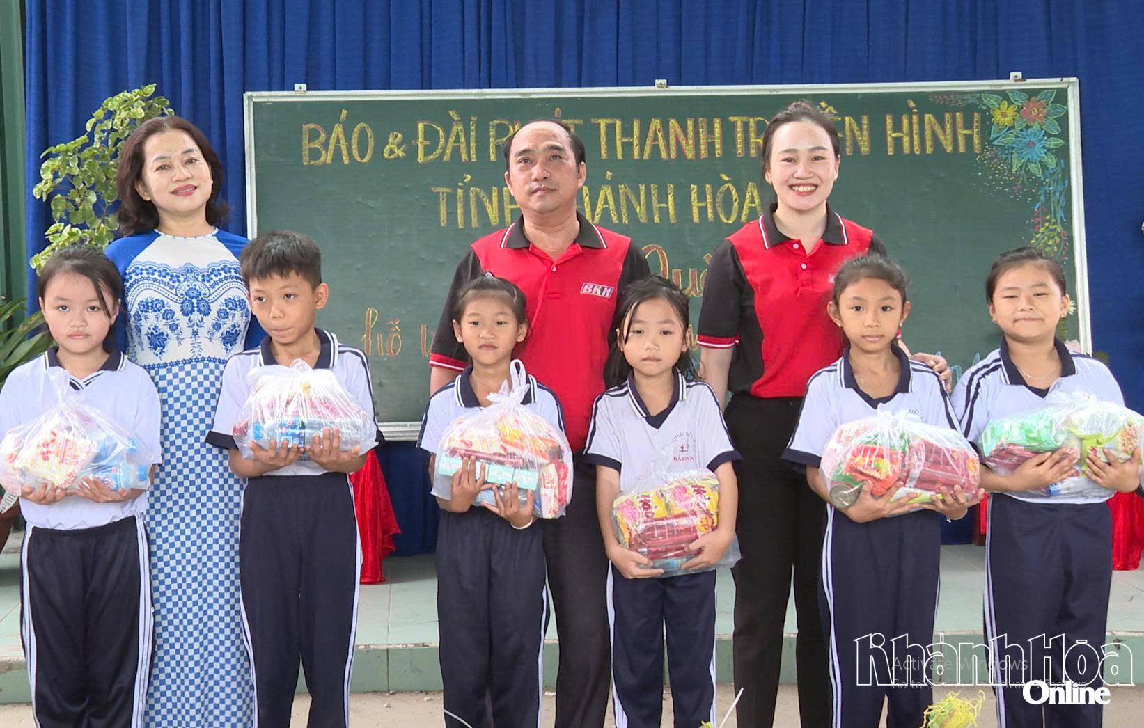 Herr Nguyen Xuan Duy - biträdande chef för Khanh Hoa Newspaper, Radio and Television - överlämnade gåvor till elever vid Bao An 1 Primary School i Bao An-distriktet.