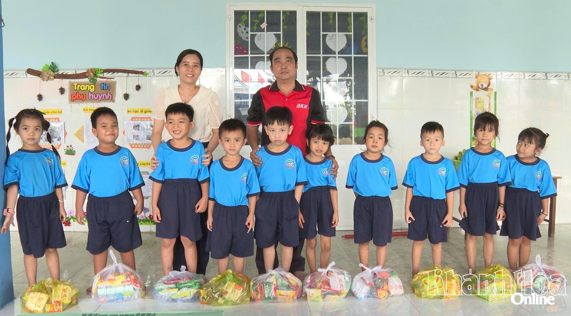 ger gåvor till elever på An Hai-förskolan, Phuoc Dinh kommun.