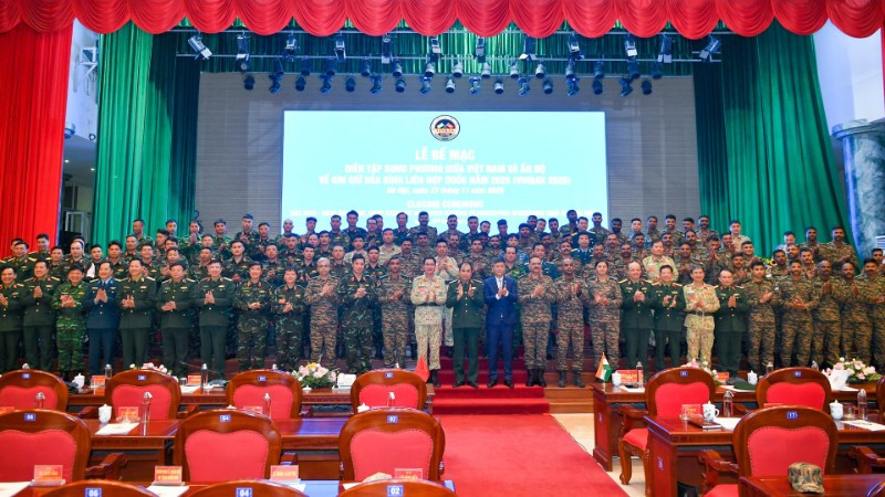 Делегати на церемонії закриття.