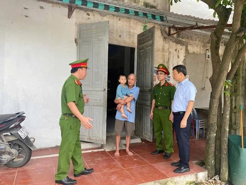 Hau Loc سڑکوں اور فٹ پاتھوں پر نظم بحال کرتا ہے۔