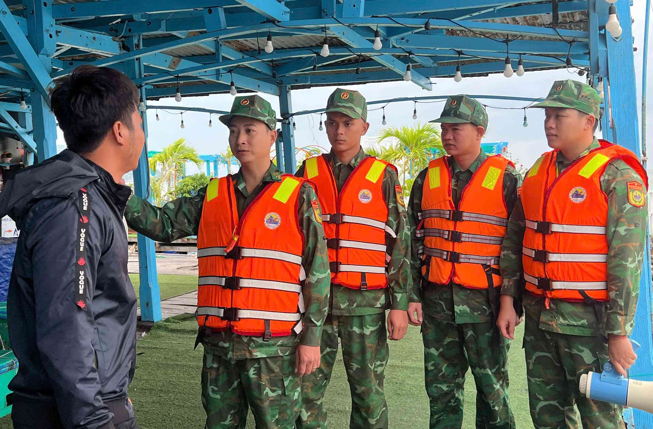 Les agents et soldats des gardes-frontières provinciaux incitent et guident la population à renforcer les cages et les bateaux et à les ancrer.