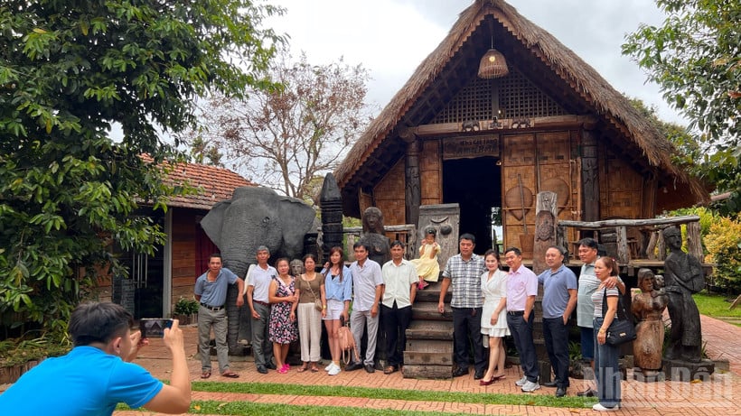 Dacă îi întrebi pe locuitorii din Buon Ma Thuot despre o destinație bogată în identitate de explorat, răspunsul cel mai frecvent este satul Akô Dhông.