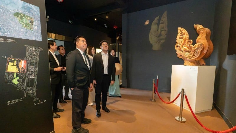 Os participantes ficaram profundamente impressionados com a tecnologia de projeção no espaço de exposições da Cidadela Imperial de Thang Long.