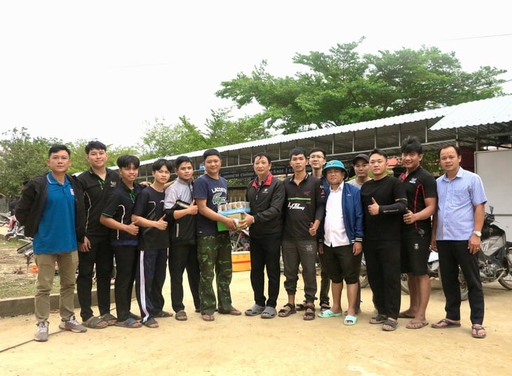 Đội sửa xe từ TP.HCM ra Phú Yên cũ giúp bà con vùng lũ, homestay ‘0 đồng’ cho các đoàn thiện nguyện - Ảnh 4.