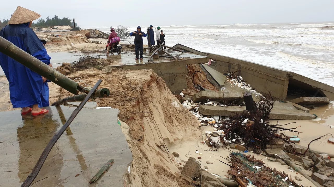 Những sự cố đê điều đã xảy ra phải được khẩn trương xử lý, đồng thời gia cố các vị trí có dấu hiệu sạt lở để giảm thiểu thiệt hại khi bão số 15 đổ bộ. Ảnh: Tùng Nguyễn.