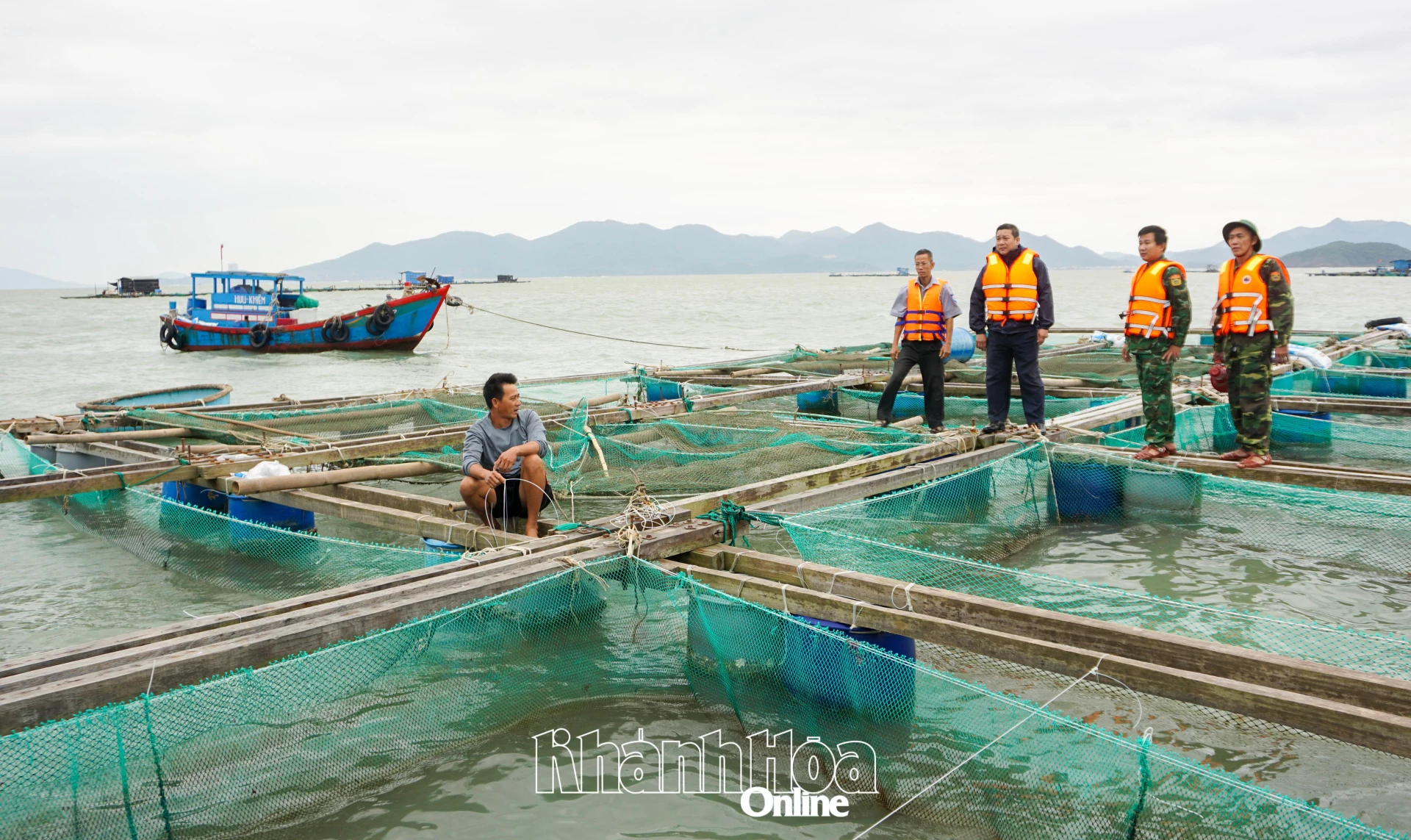 អាជ្ញាធរបានកំពុងផ្សព្វផ្សាយ និងកៀរគរកសិករវារីវប្បកម្មនៅលើបឹង Nha Phu ដើម្បីពង្រឹងទ្រុង និងផ្លាស់ទីក្បូនទៅច្រាំង ដើម្បីបញ្ចៀសខ្យល់ព្យុះ។